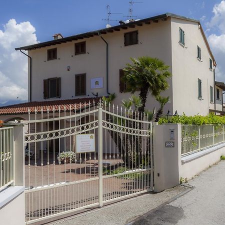 Flori'S Bed and Breakfast Viareggio Exteriör bild