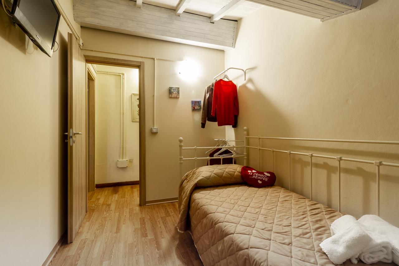 Flori'S Bed and Breakfast Viareggio Exteriör bild