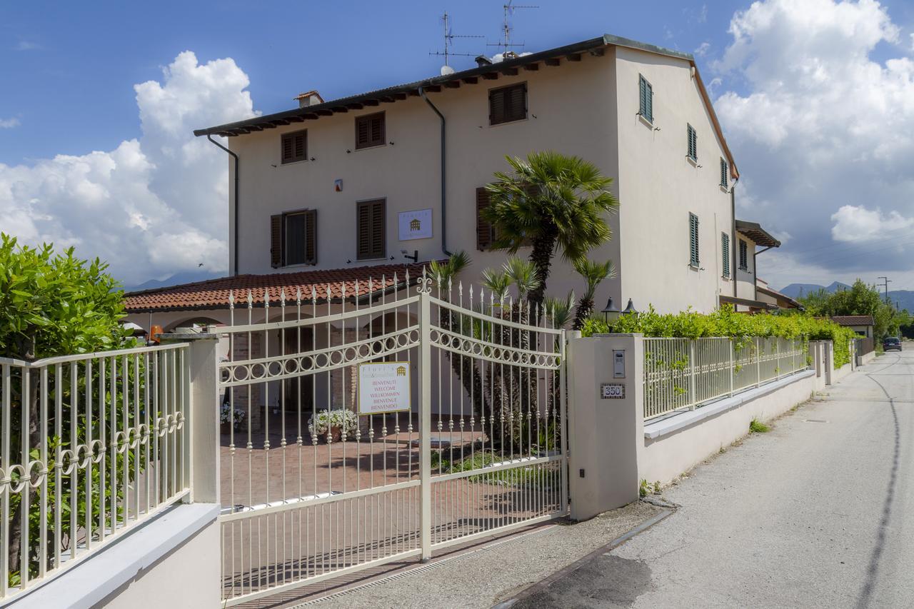 Flori'S Bed and Breakfast Viareggio Exteriör bild